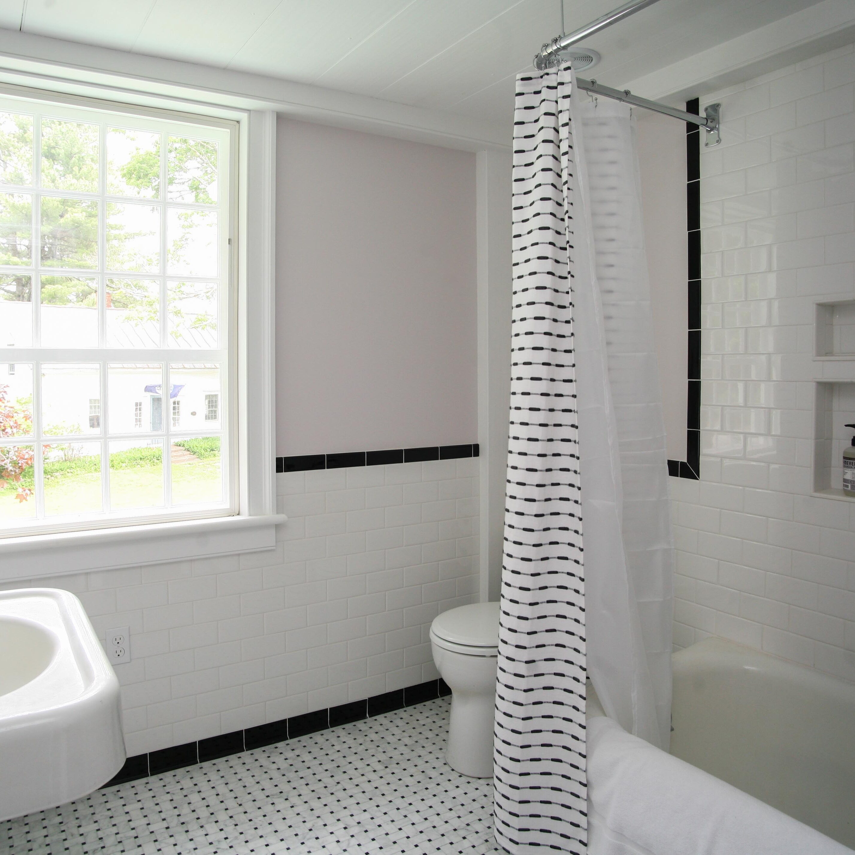 Renovated private bath in O'Hare room at New Concord B&B